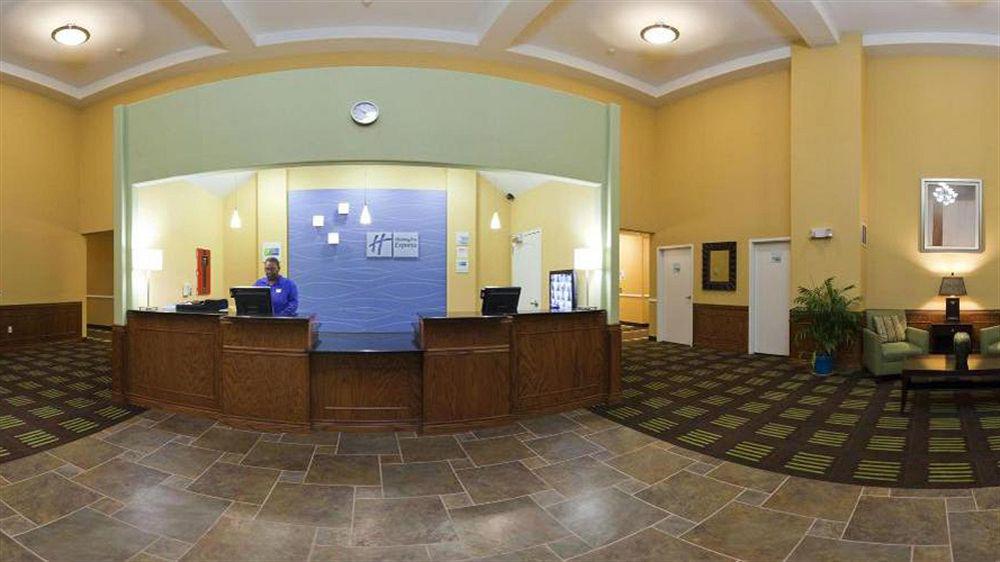 Holiday Inn Express Hotel & Suites Kansas City Sports Complex By Ihg Exterior photo