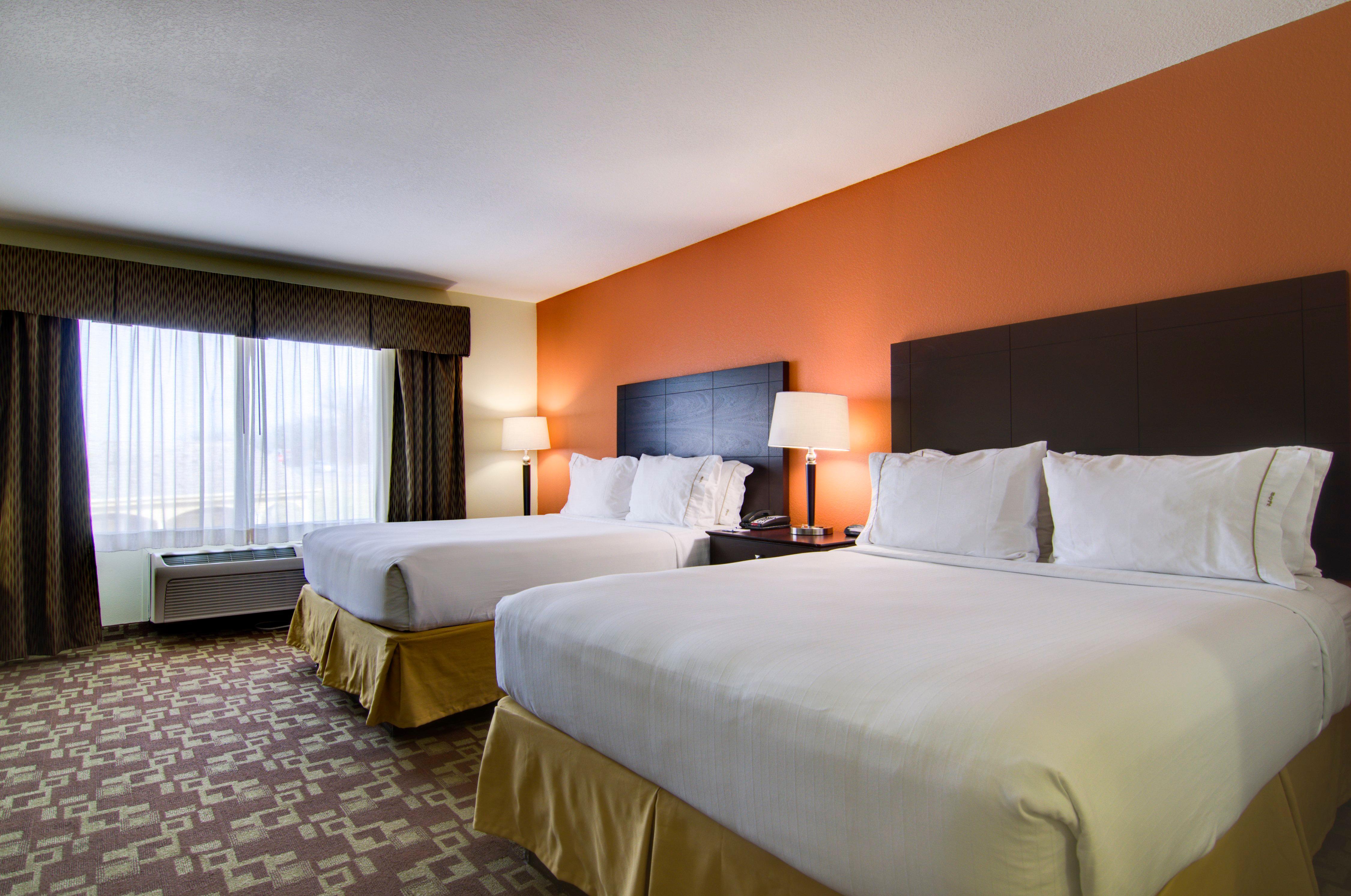 Holiday Inn Express Hotel & Suites Kansas City Sports Complex By Ihg Exterior photo