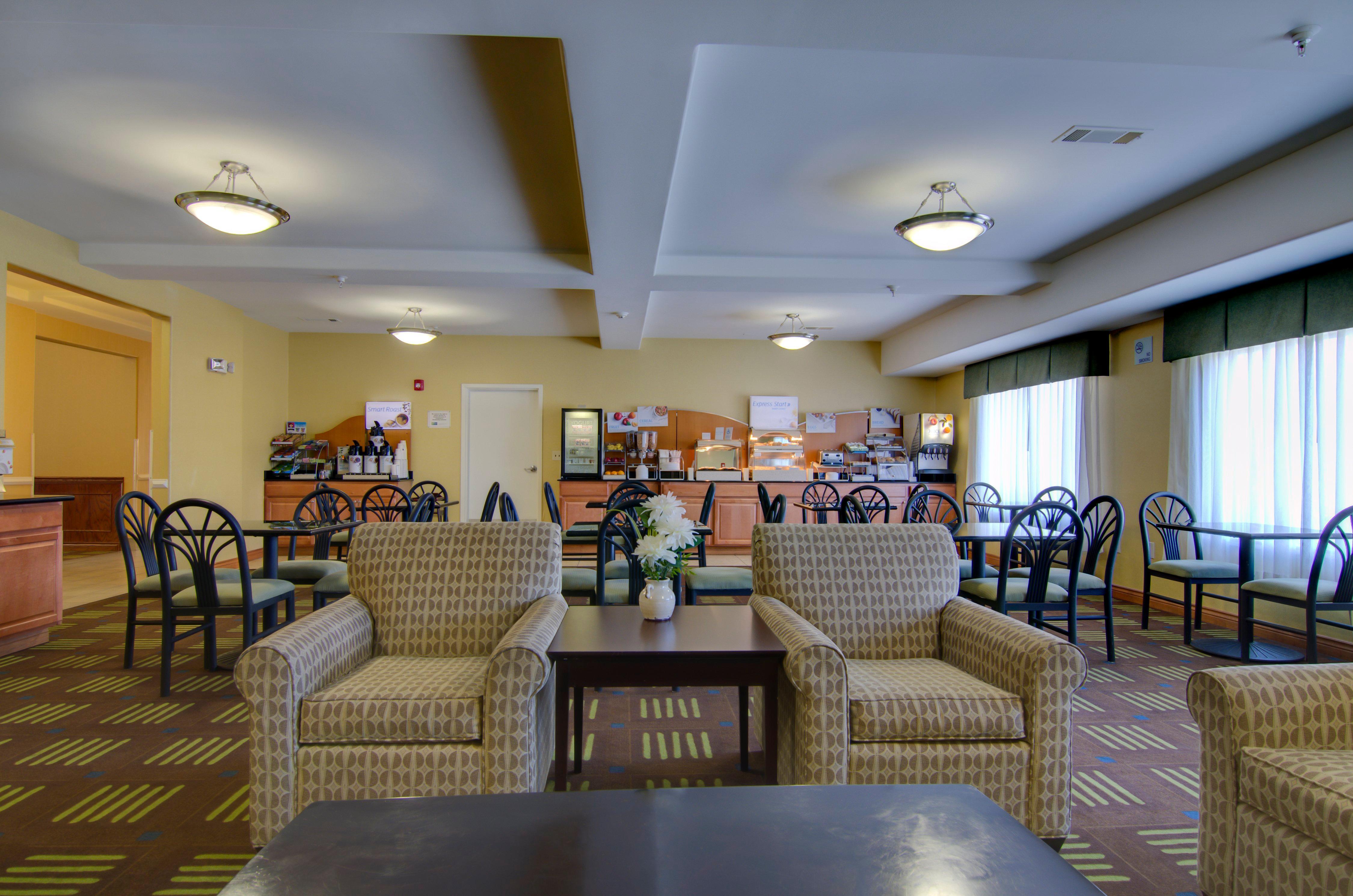 Holiday Inn Express Hotel & Suites Kansas City Sports Complex By Ihg Exterior photo