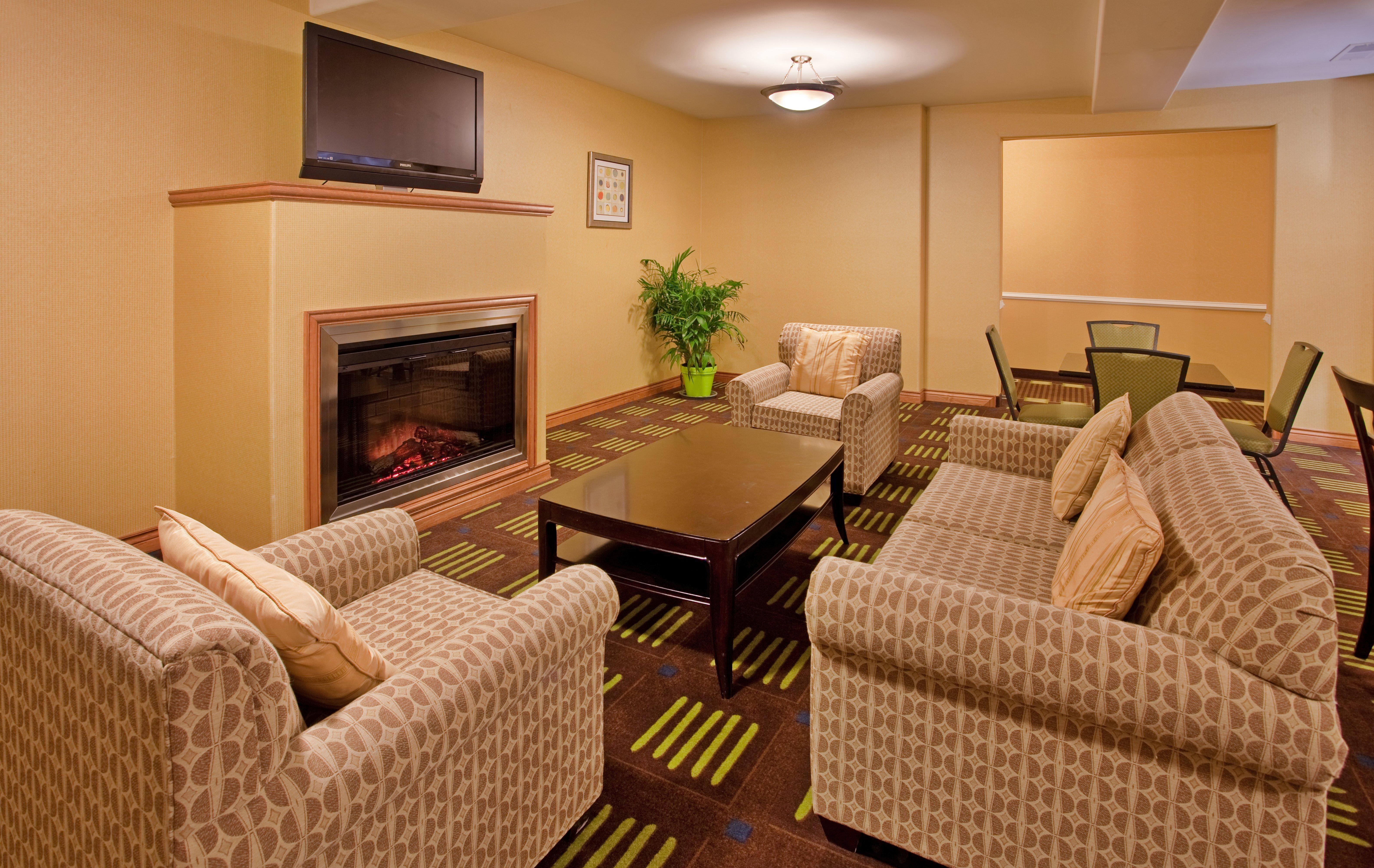 Holiday Inn Express Hotel & Suites Kansas City Sports Complex By Ihg Exterior photo