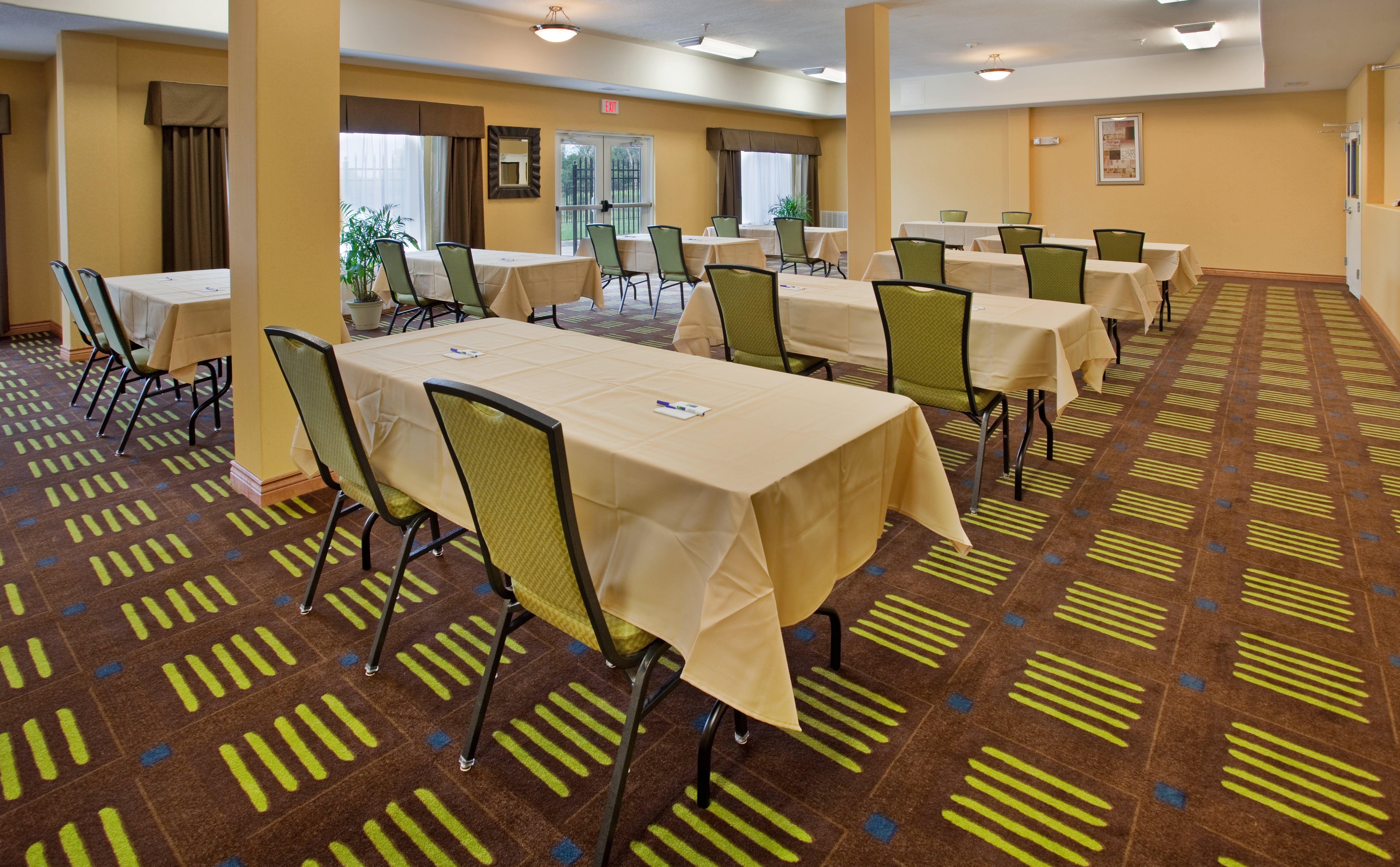 Holiday Inn Express Hotel & Suites Kansas City Sports Complex By Ihg Exterior photo