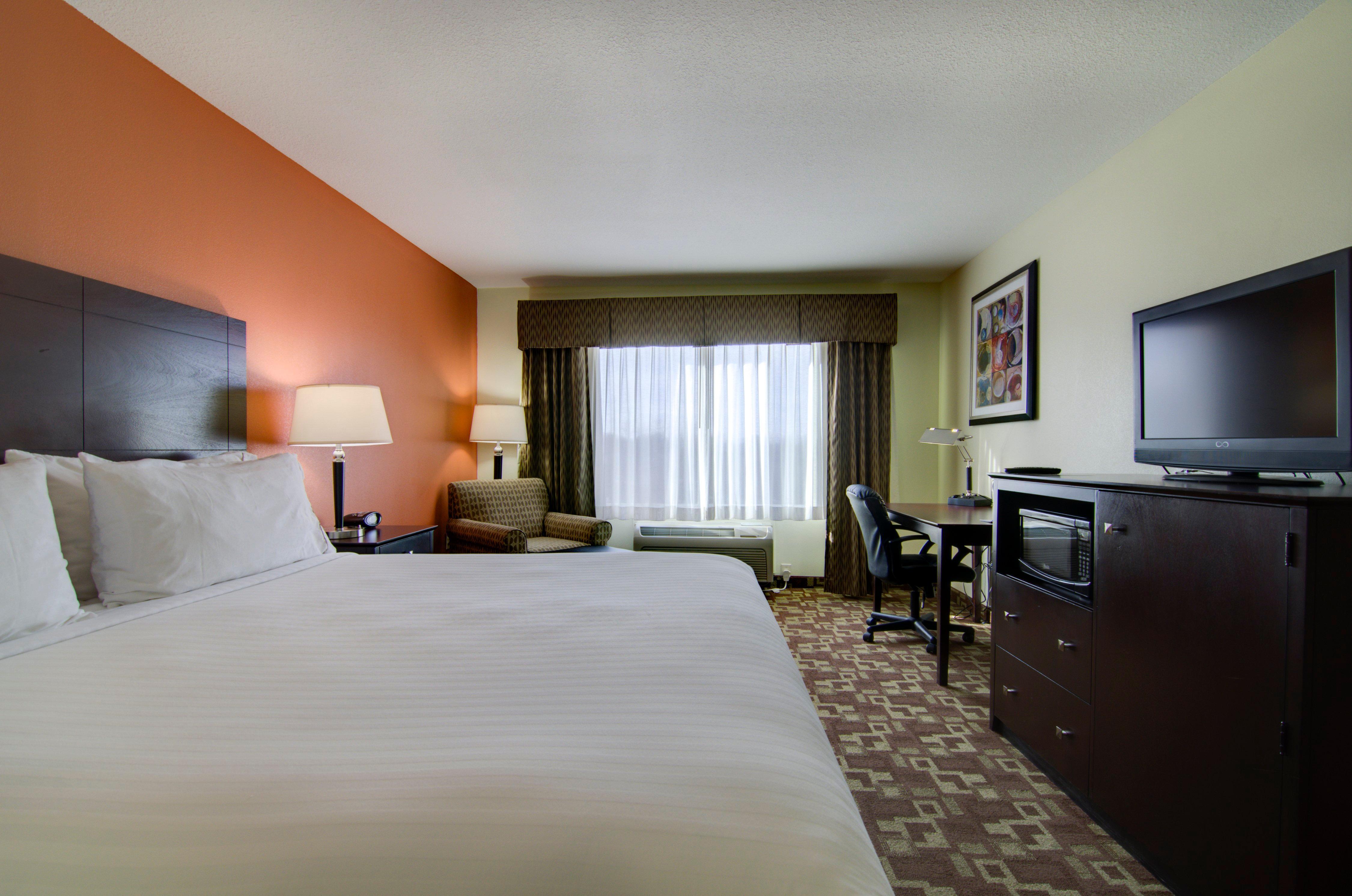 Holiday Inn Express Hotel & Suites Kansas City Sports Complex By Ihg Exterior photo