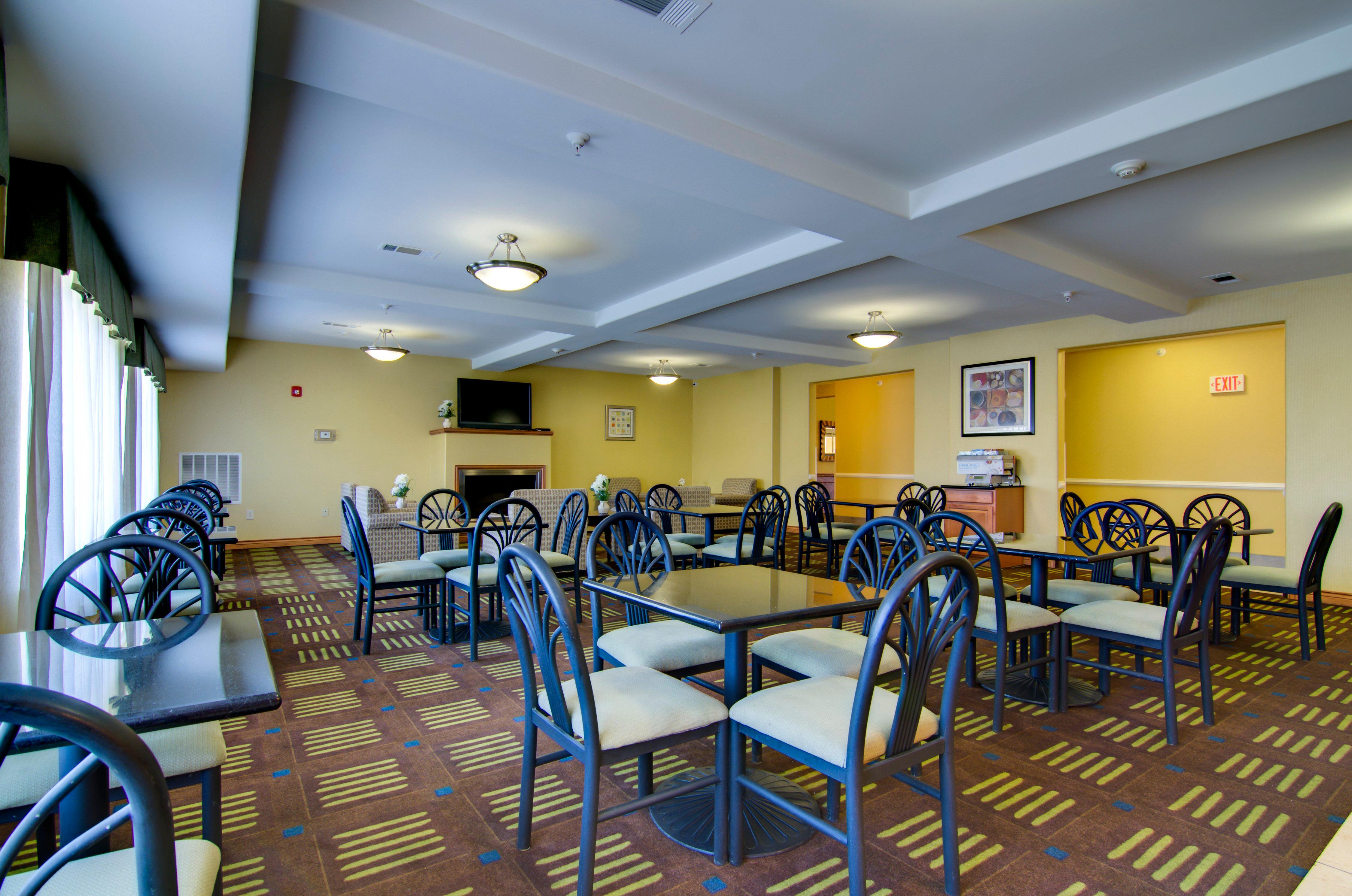 Holiday Inn Express Hotel & Suites Kansas City Sports Complex By Ihg Exterior photo