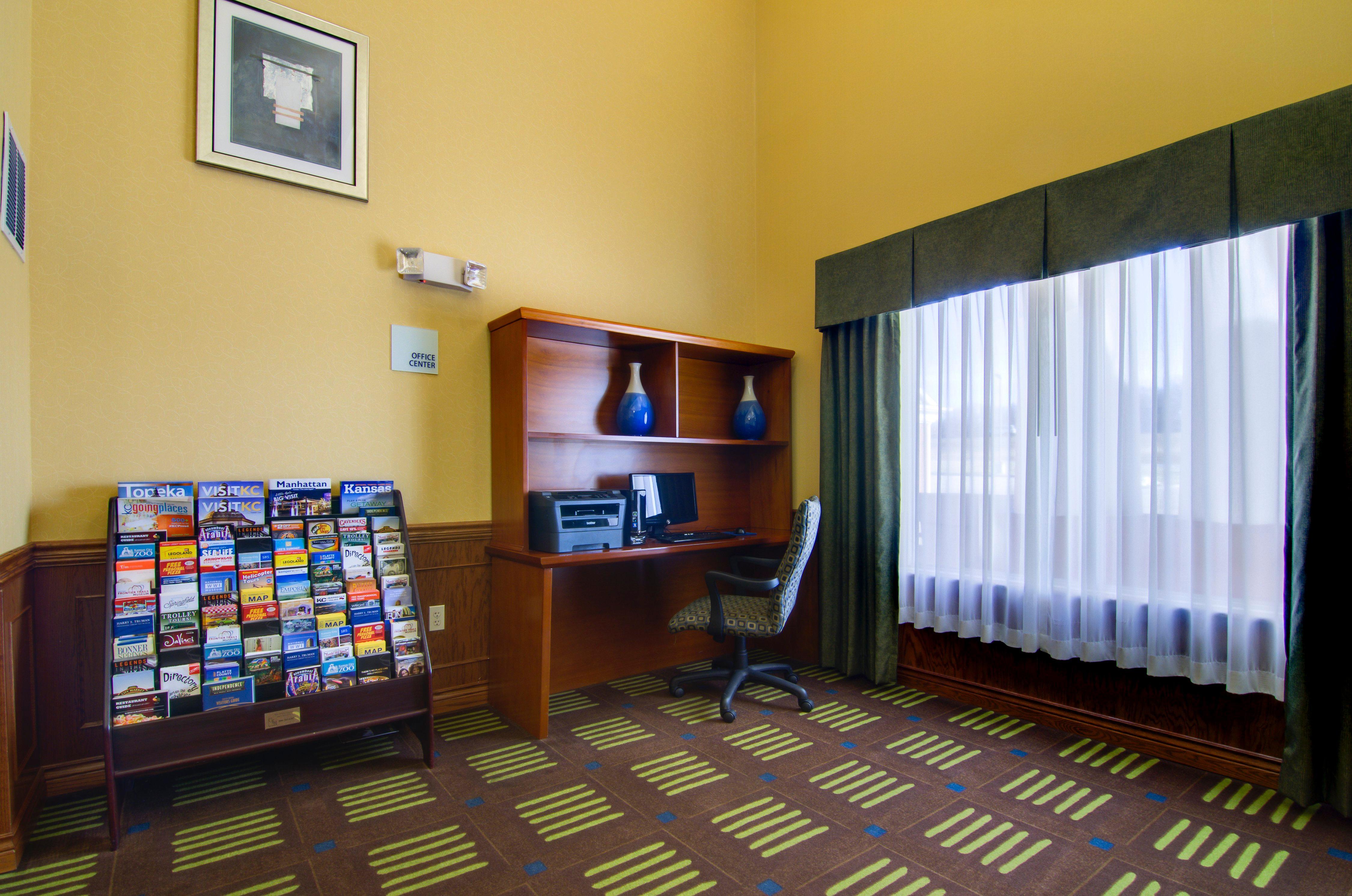 Holiday Inn Express Hotel & Suites Kansas City Sports Complex By Ihg Exterior photo