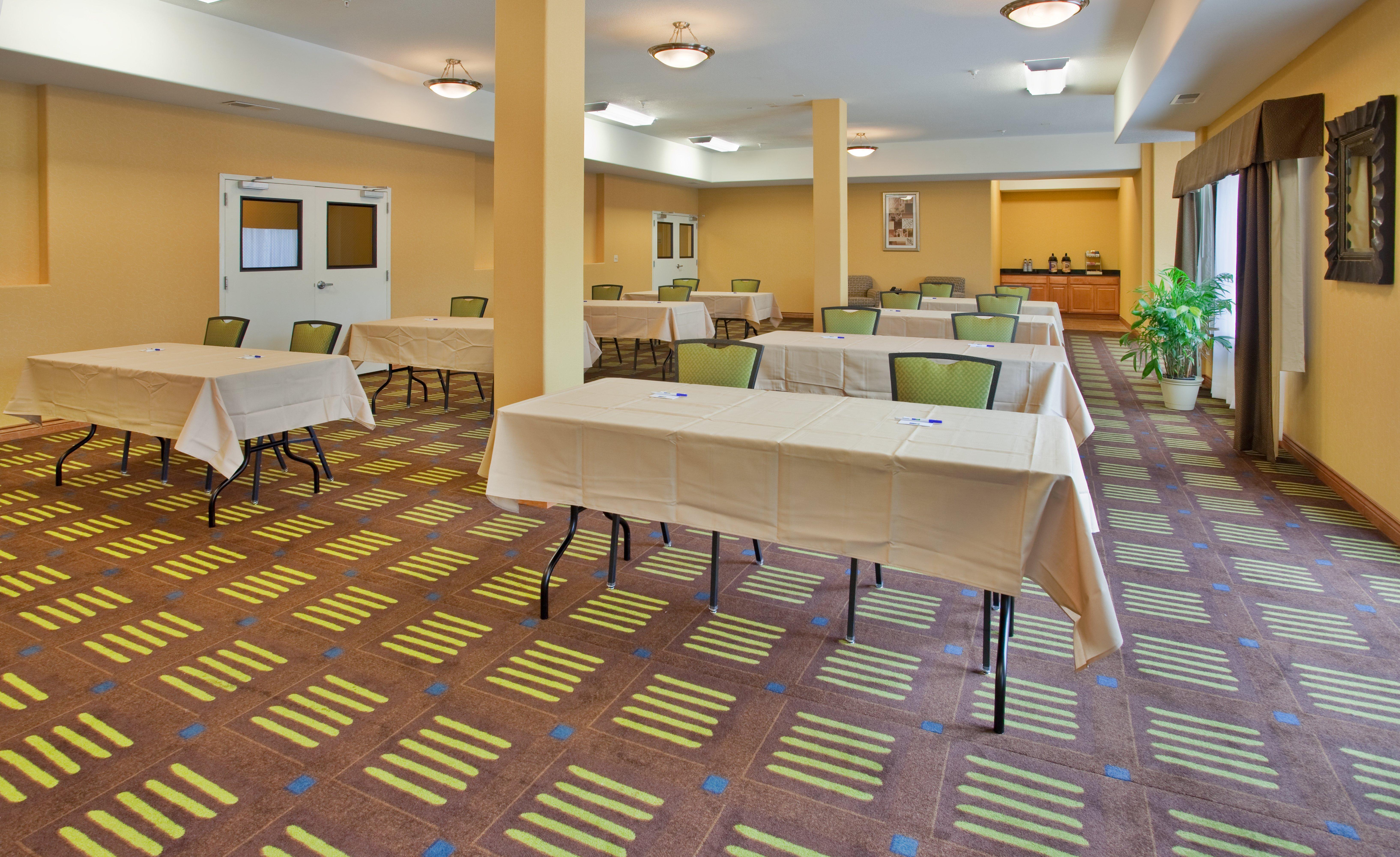 Holiday Inn Express Hotel & Suites Kansas City Sports Complex By Ihg Facilities photo