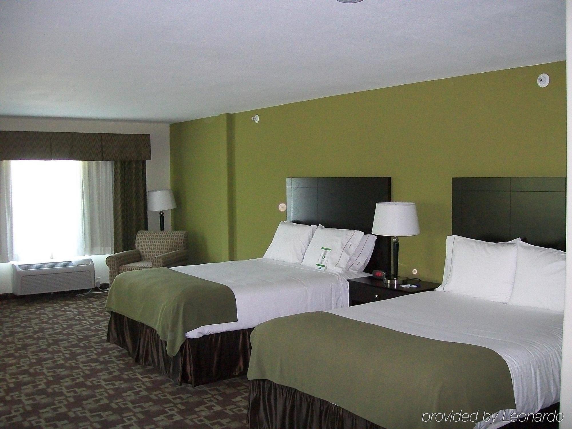 Holiday Inn Express Hotel & Suites Kansas City Sports Complex By Ihg Room photo