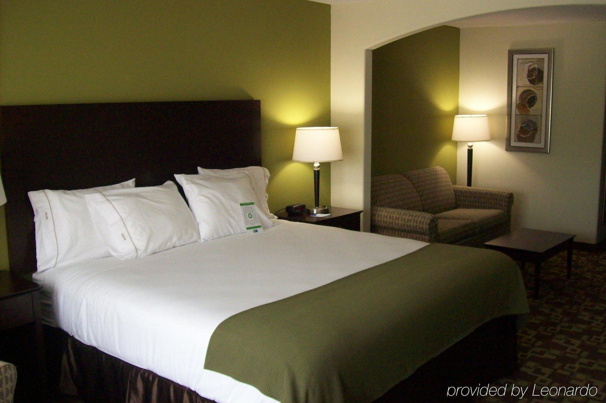 Holiday Inn Express Hotel & Suites Kansas City Sports Complex By Ihg Room photo